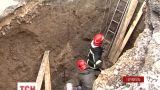В Тернополе коммунальщика засыпало землей в четырехметровом котловане