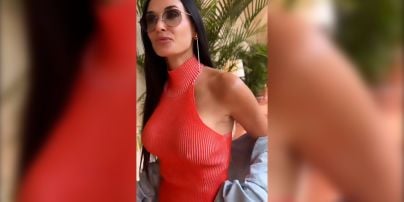 Деми Мур шокировала стройной фигурой на показе мод