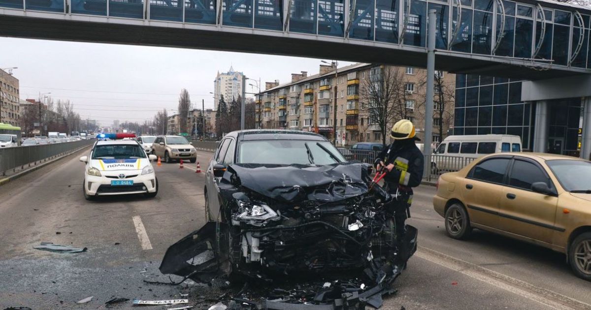 В Днепре столкнулись две иномарки и снесли забор: есть пострадавший