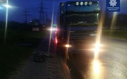 Під Києвом п'яний водій вантажівки збив велосипедиста