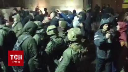 Cиловики окружают СИЗО, под которым собрались активисты