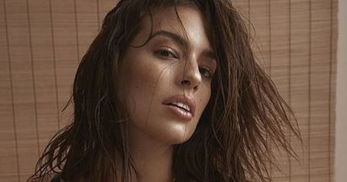 Раскрепощенная модель plus-size Эшли Грэм в нижнем белье предстала в смелых позах