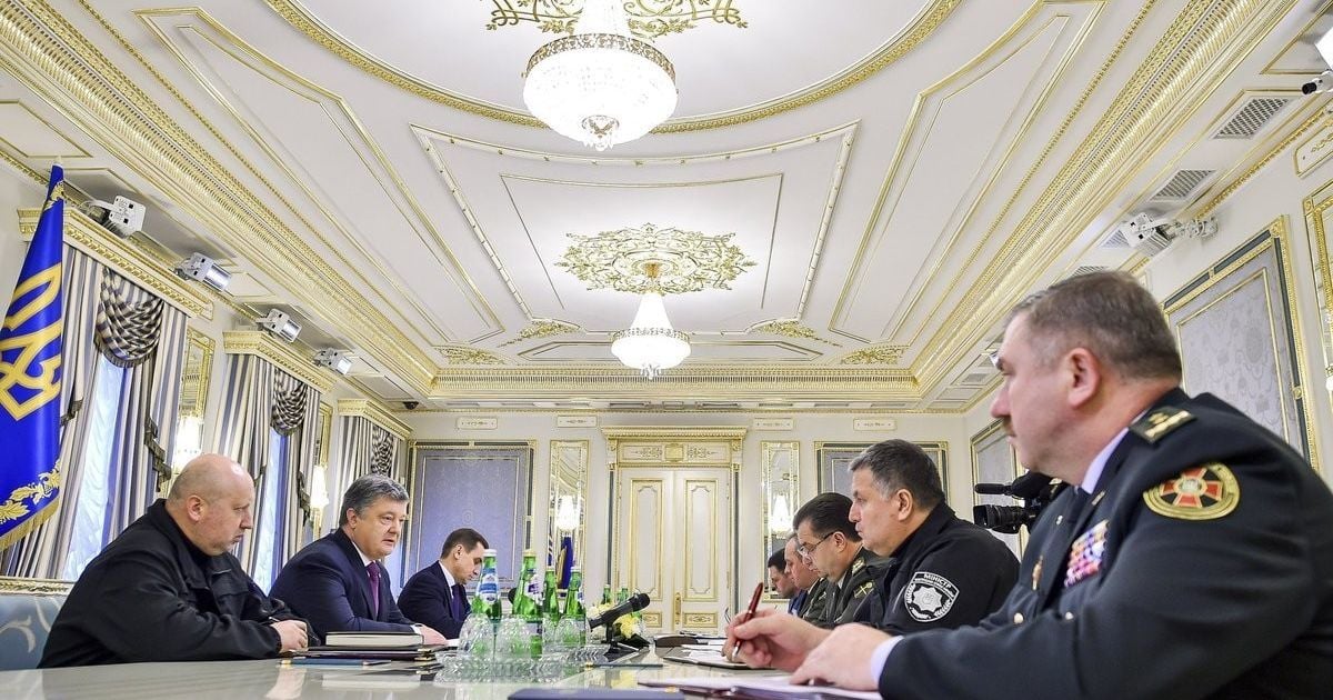 Загострення в Авдіївці: Порошенко провів нараду з силовиками
