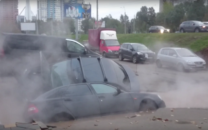 У Росії два авто провалилися у яму з окропом