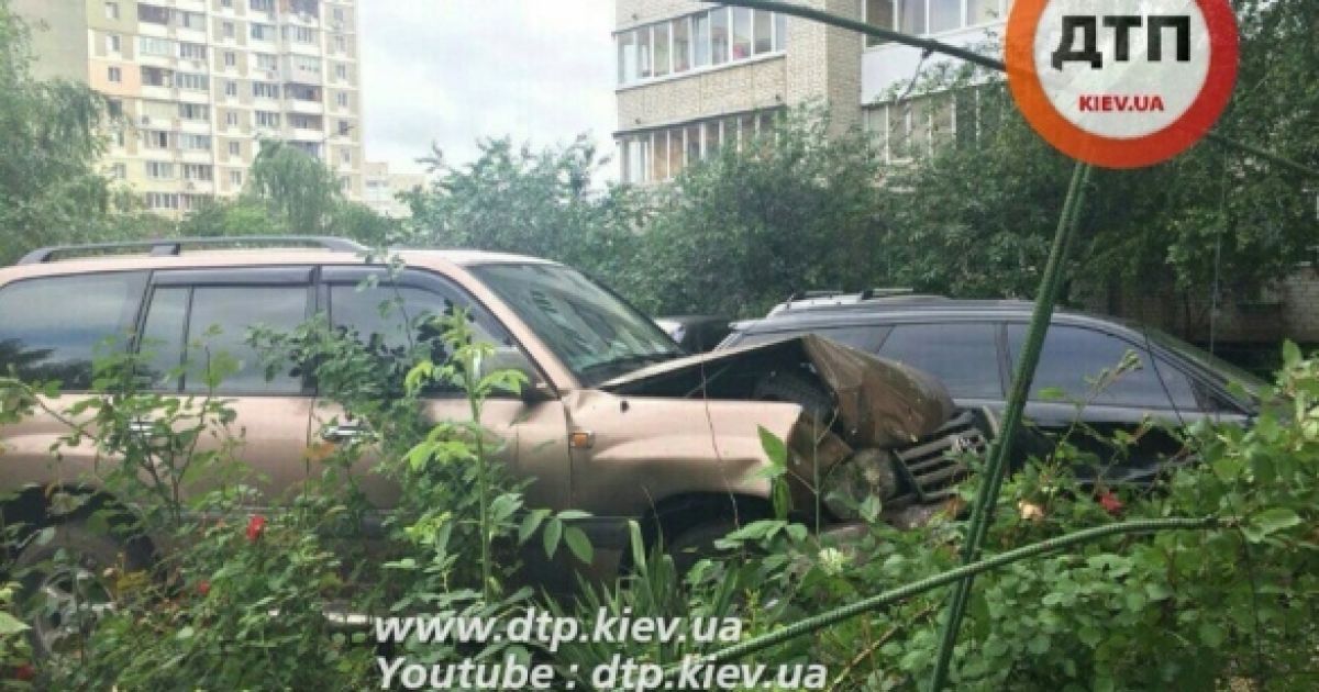 В Киеве судья "под мухой" припарковался в чужое авто