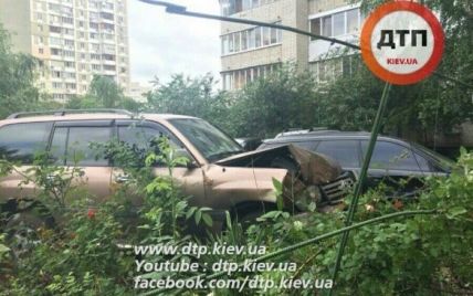 В Киеве судья "под мухой" припарковался в чужое авто
