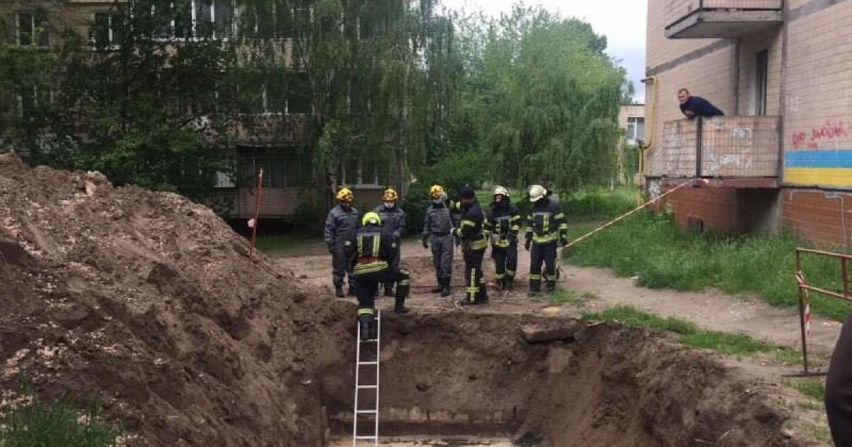 В Киеве в котловане после ремонтных работ на теплосети обнаружили труп мужчины