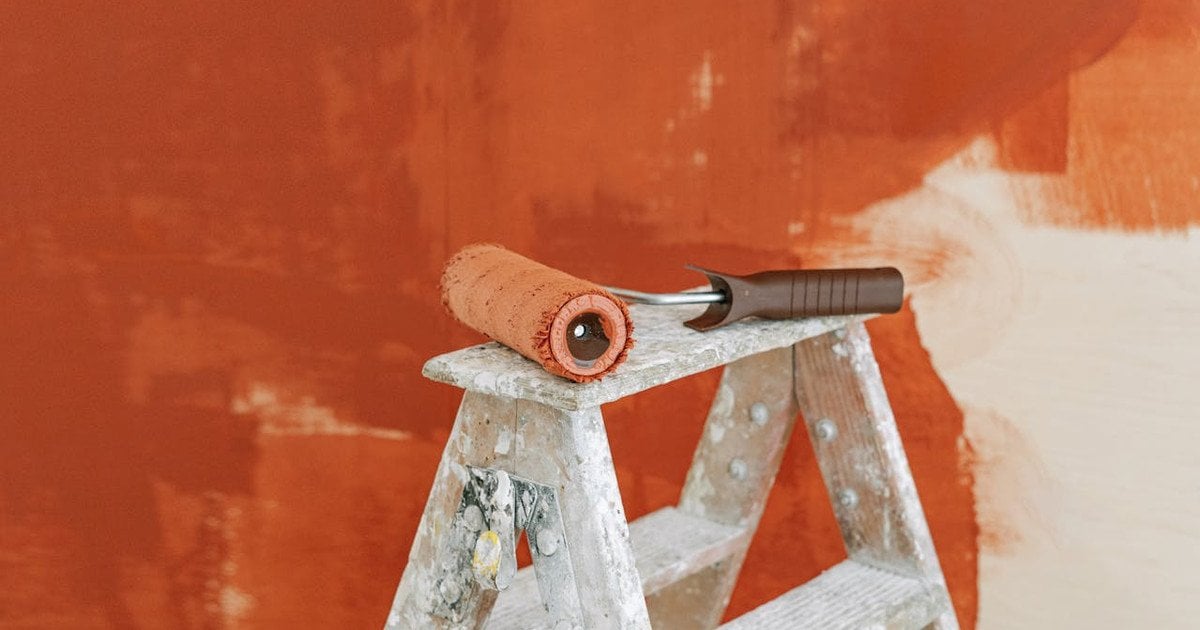 Почему трескается краска на стенах