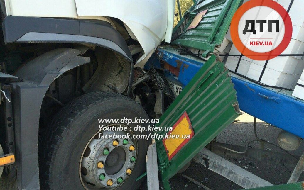 Машини отримали різну кількість пошкоджень, скільки постраждалих - невідомо / © dtp.kiev.ua