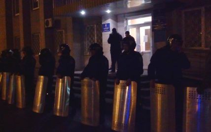 В прифронтовом Красноармейске силовики окружили здание горсовета