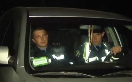 Журналисты поймали на взяточничестве двух гаишников с Киевщины