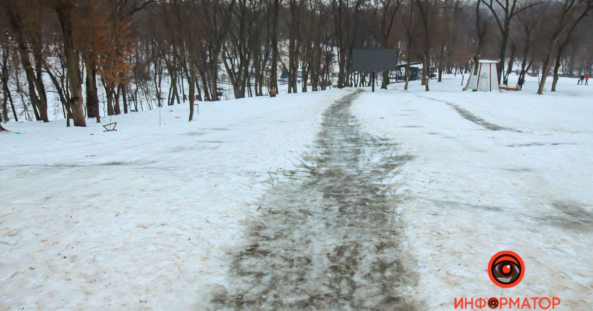 Вдарився спиною об дерево: з'явилися моторошні подробиці загибелі чоловіка на очах доньки у парку Дніпра