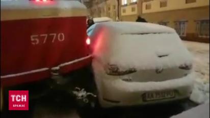 На Подолі трамвай зійшов із рейок і протаранив припарковане авто