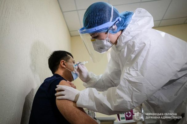 На Буковині першим вакцинувався від коронавірусу лікар Олександр Тесліцький. / © Чернівецька ОДА у Facebook