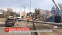 Две железобетонные электроопоры упали на дорогу во Львове