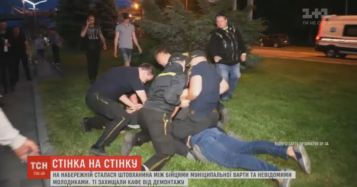 Стенка на стенку: снос кафе в Днепре спровоцировал массовую драку
