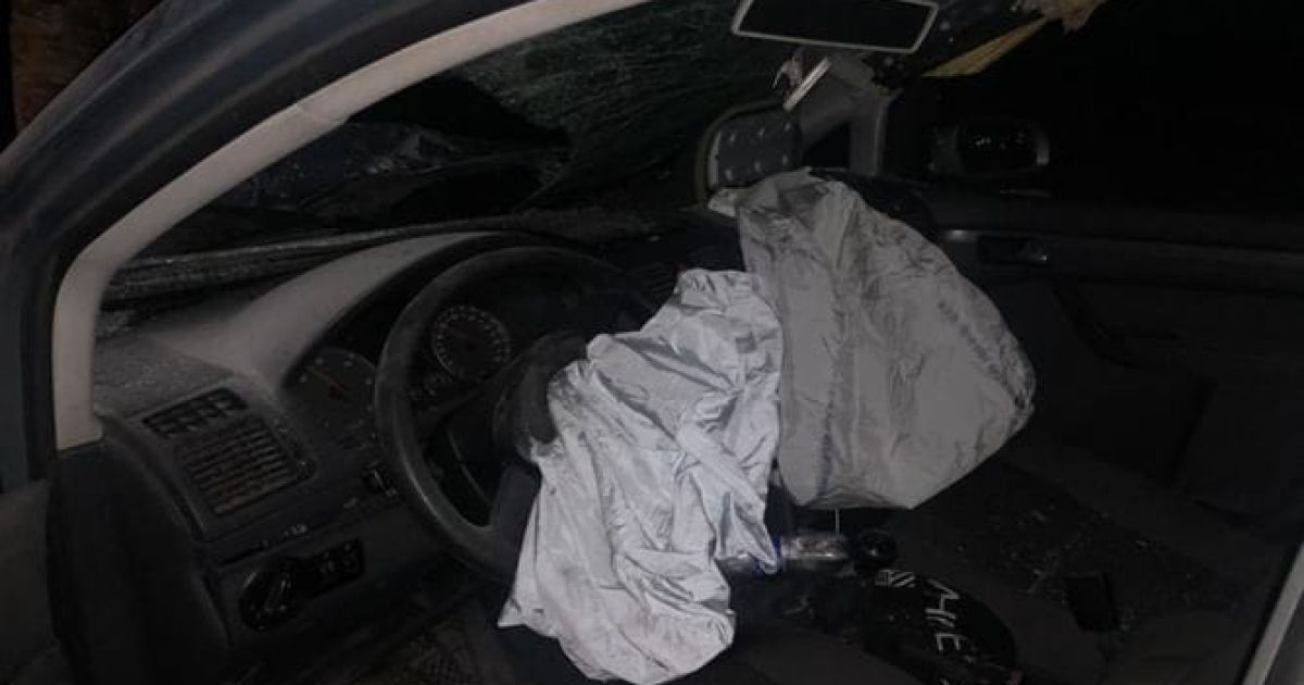 Автомобіль влетів у військовий літак під Києвом