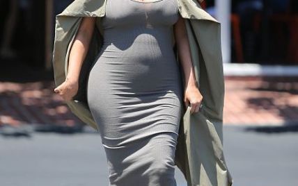 Ким Кардашьян подчеркнула живот обтягивающим платьем