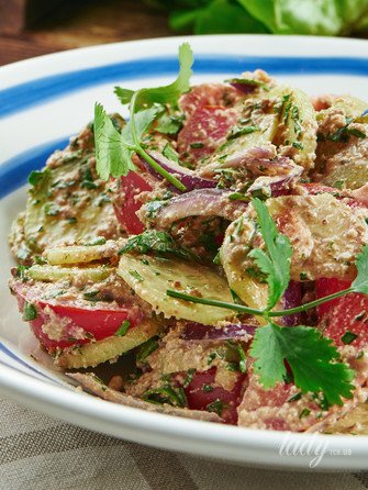 Грузинский салат с ореховым соусом