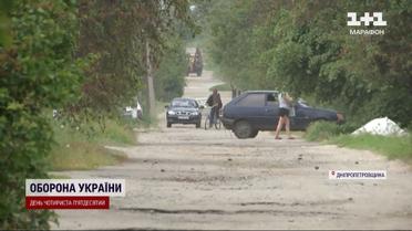 Колоною у 200 машин: селяни біля Дніпра щовечора тікають з села, щоб зранку повернутись