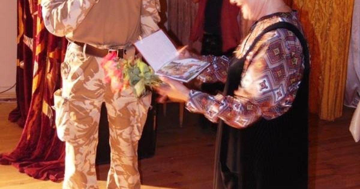 Ада Роговцева с дочерью посетила бойцов АТО / © facebook.com/theministryofdefence.ua