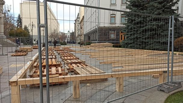 Перед Офисом президента начали устанавливать каток / © Цензор.нет