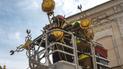 Спасатели в Киеве безопасно демонтировали поврежденный крест из храма на Печерске с помощью спецтехники.