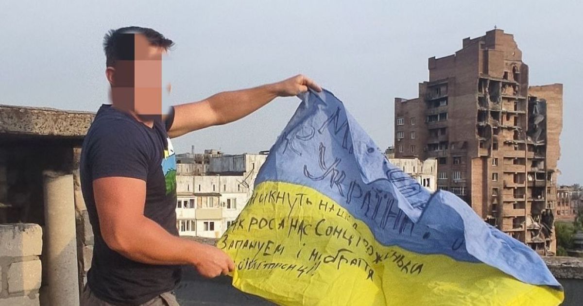 В окупованому Маріуполі чоловік розгорнув прапор України на даху будинку (фото)