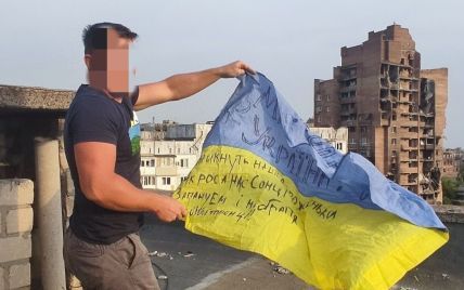 В окупованому Маріуполі чоловік розгорнув прапор України на даху будинку (фото)