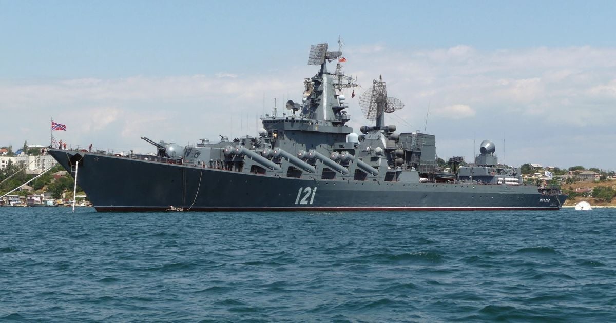 Горить “Москва”: у російський крейсер біля берегів Криму влучили українські ракети