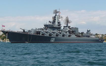 Горить “Москва”: у російський крейсер біля берегів Криму влучили українські ракети
