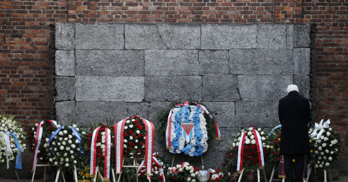 Зеленський в пам’ять про загиблих в концтаборі Аушвіц запалив лампаду і долучився до урочистостей