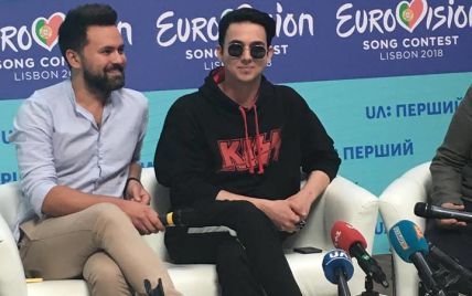 В солнцезащитных очках и с большим перстнем: стильный MELOVIN на пресс-конференции в Киеве