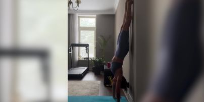 Ирина Горовая похвасталась результатом постоянных тренировок и показала стойку вверх ногами