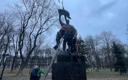 У Маріїнському парку Києва демонтували ще один радянський пам'ятник: фото