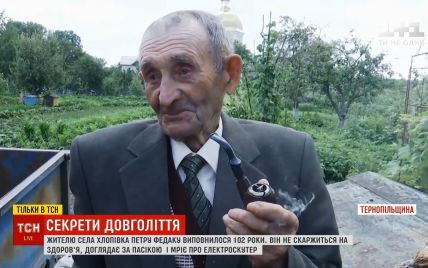 Долгожитель с Тернопольщины отметил 102-й день рождения с рюмкой и трубкой в руках