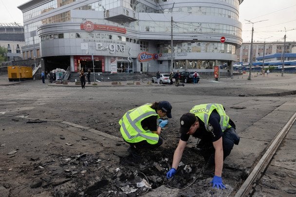 Правоохоронці фіксують наслідки атаки / © Getty Images