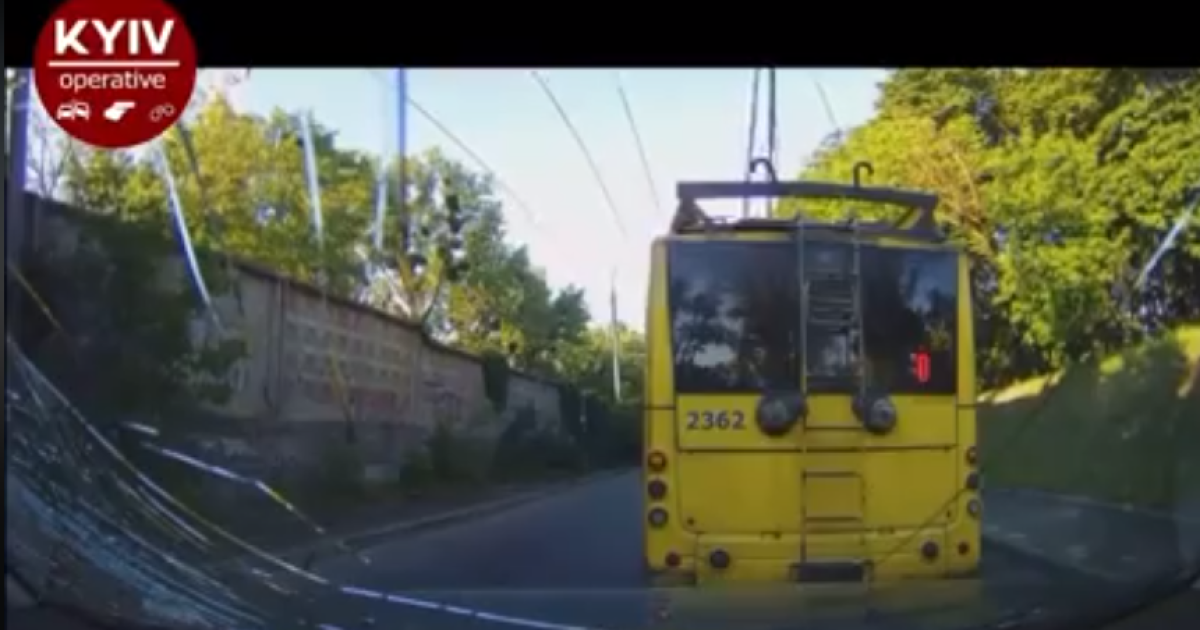 В Киеве штанга троллейбуса отлетела прямо в лобовое стекло автомобиля, ехавшего позади: появилось видео