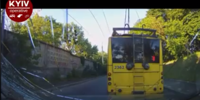В Киеве штанга троллейбуса отлетела прямо в лобовое стекло автомобиля, ехавшего позади: появилось видео