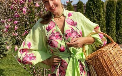 В платье-вышиванке с магнолиями: Катя Осадчая в роскошном образе позировала в саду