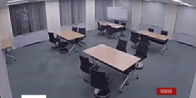 Японцы разработали стулья, которые самостоятельно едут на свое место в комнате
