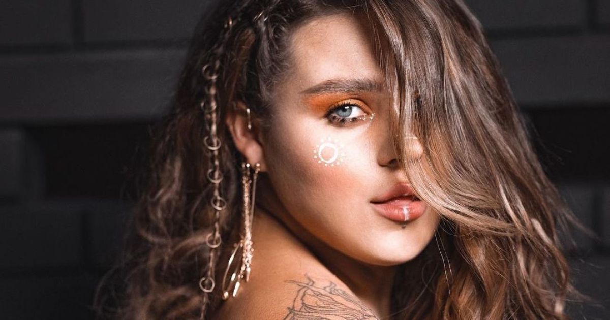 Схудла солістка KAZKA Заріцька обтислими чорними лосинами підкреслила апетитні сідниці