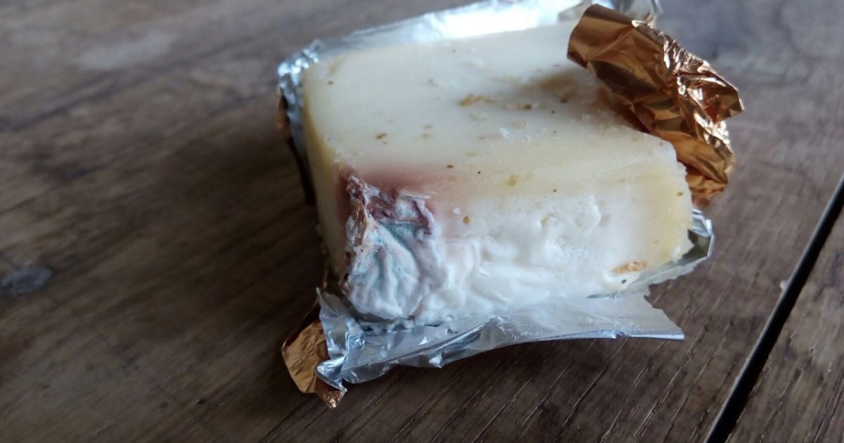 Отруйний плавлений сирок: як відрізнити підробку та з яких неякісних продуктів його виготовляють