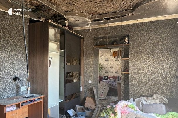Зруйновані атакою РФ будинки у селі, де відбувалася виставка зброї