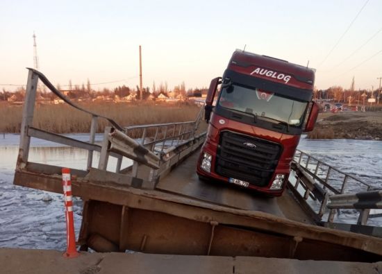 Під Миколаєвом вантажівка втопила понтонний міст