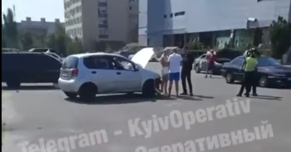 Вчив 9-річного сина кермувати: у Києві Tesla на повному ходу влетіла у Chevrolet та вилетіла на газон (відео)