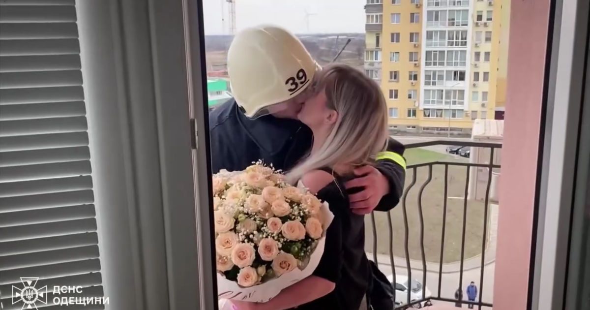 Рятувальник оригінально освідчився коханій. Скриншот з відео