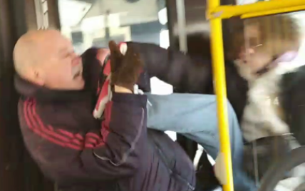 Попросил выключить музыку: в автобусе в Киеве произошла драка