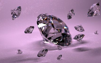 В Англії жінка ледве не викинула у смітник великий діамант: хто її зупинив