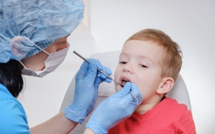 Карієс молочних зубів: коли виникає і як запобігти